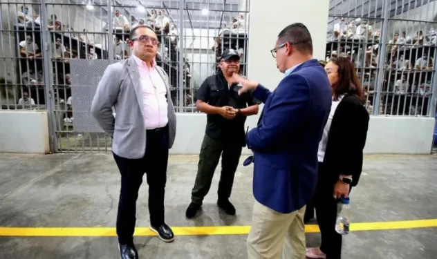 Ministro de Justicia y Paz de Costa Rica visita la megacárcel salvadoreña