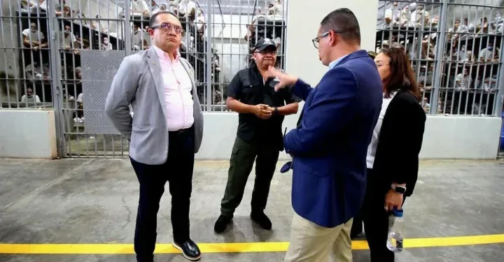 Ministro de Justicia y Paz de Costa Rica visita la megacárcel salvadoreña