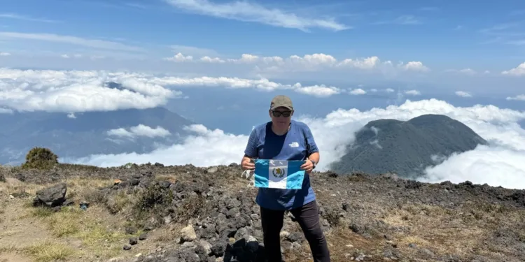 ¡Lo logró!: guatemalteco Jaime Viñals rompe récord mundial al ascender 14 volcanes en 15 días