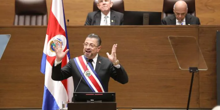 Diputados de Costa Rica se preparan para levantar inmunidad al presidente Chaves por presunto delito de concusión