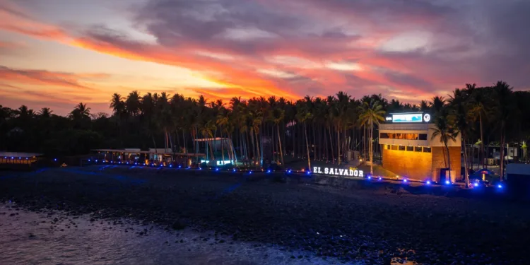El 65 % de los turistas que recibirá El Salvador en Semana Santa procederán de Guatemala y Honduras