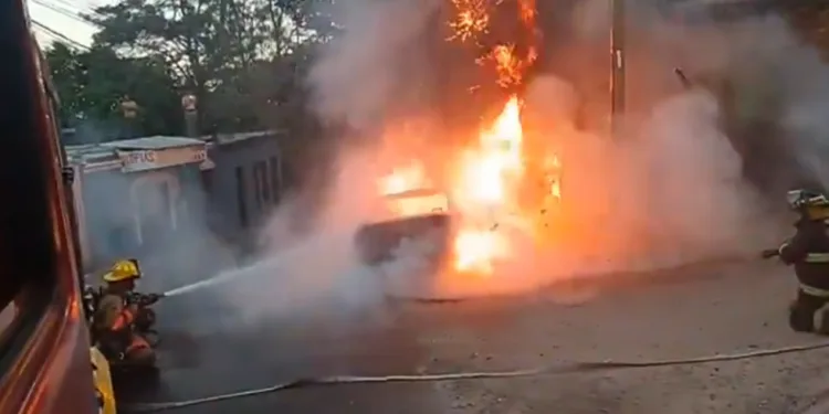 Macabro hallazgo: recuperan cadáver atado de manos y pies de vehículo incendiado en Tegucigalpa