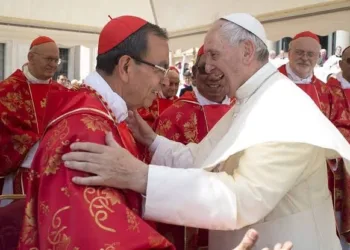 Cardenal salvadoreño Rosa Chávez viaja al Vaticano para funerales del Papa Francisco