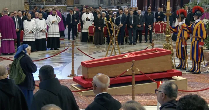Miles de fieles se despiden del Papa Francisco en la Basílica de San Pedro