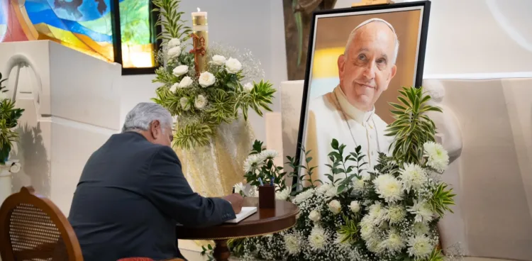 Mulino expresa su respeto por fallecimiento del Papa en la Nunciatura Apostólica en Panamá