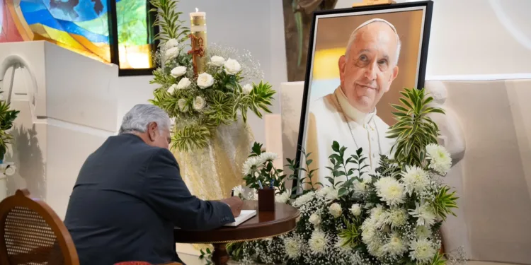 Mulino expresa su respeto por fallecimiento del Papa en la Nunciatura Apostólica en Panamá