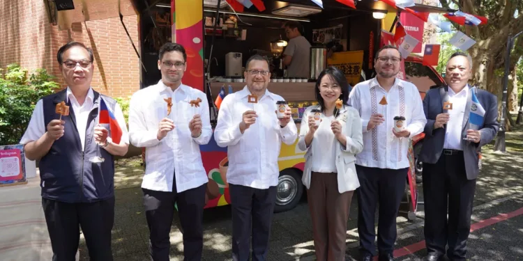 El sabor de Guatemala sigue rodando por Taiwán: Food truck de café llega a la Universidad de Xingwu