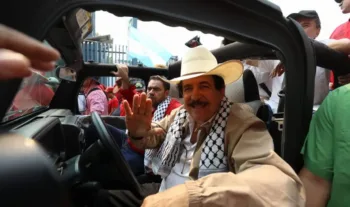 Mel Zelaya llama a marchar contra la “oligarquía” de Honduras y su “cruel modelo neoliberal”