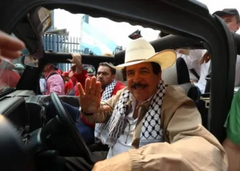 Mel Zelaya llama a marchar contra la “oligarquía” de Honduras y su “cruel modelo neoliberal”