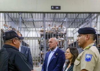 Funcionarios ecuatorianos durante su visita al Centro de Confinamiento del Terrorismo (Cecot), la megacárcel salvadoreña.