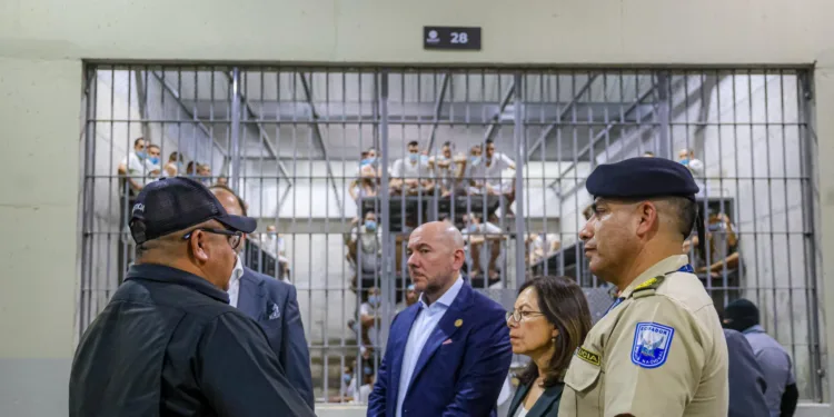 Ecuador busca replicar modelo de seguridad salvadoreño tras visita a la megacárcel