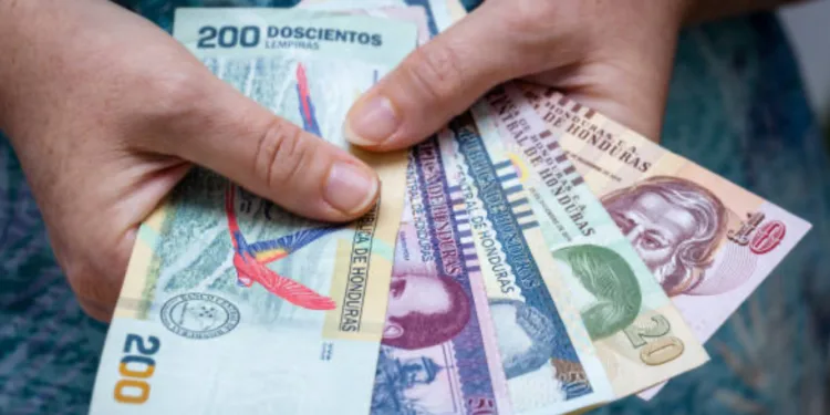 Gobierno de Honduras anuncia aumento salarial de $55 para los empleados públicos