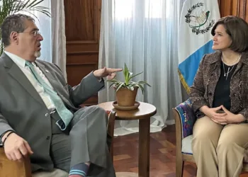 Presidente de Guatemala corrige la tarea a su vice y ordena que le reduzcan los gastos
