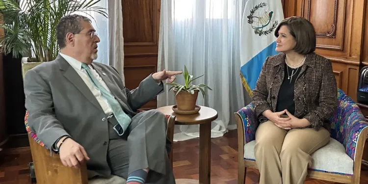 Presidente de Guatemala corrige la tarea a su vice y ordena que le reduzcan los gastos