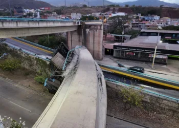 Colapsa tramo de puente en zona de alto tráfico en Tegucigalpa y advierten de caos vehicular