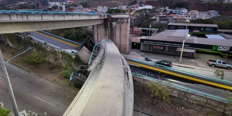Colapsa tramo de puente en zona de alto tráfico en Tegucigalpa y advierten de caos vehicular