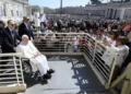 El Papa Francisco sorprende a los fieles con una aparición pública durante su convalecencia