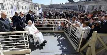 El Papa Francisco sorprende a los fieles con una aparición pública durante su convalecencia