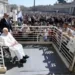 El Papa Francisco sorprende a los fieles con una aparición pública durante su convalecencia