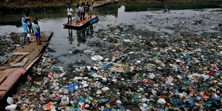 UE y expertos alertan sobre grave contaminación por microplásticos en lagos de Guatemala