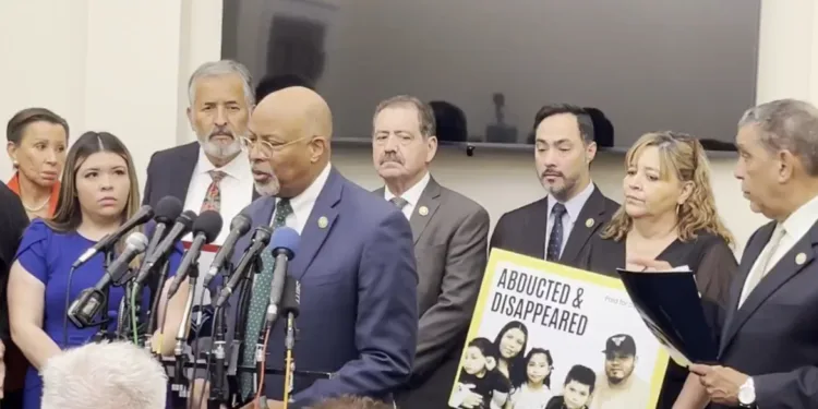 Esposa de salvadoreño deportado y encarcelado por error denuncia a Trump y Bukele: “Esto nunca debió pasar”