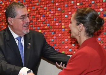 Sheinbaum y Arévalo conversan sobre migración y extender el Tren Maya a territorio guatemalteco