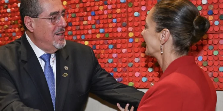 Sheinbaum y Arévalo conversan sobre migración y extender el Tren Maya a territorio guatemalteco
