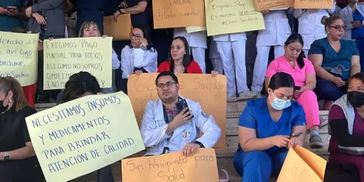 Crisis en Salud Pública en Honduras: Médicos exigen salarios atrasados y la ministra alega que huelga es ilegal
