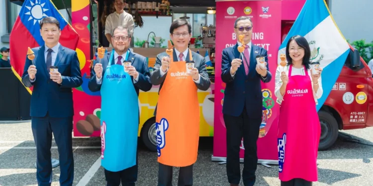 Un viaje de sabor y amistad: Guatemala y Taiwán celebran su relación con café, pastel de pollo y un food truck