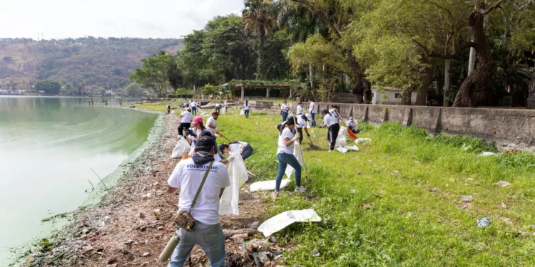 Lago de Amatitlán en Guatemala bajo vigilancia por proliferación de bacterias tóxicas