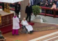 Papa Francisco reaparece sorpresivamente en la Plaza de San Pedro y desea una buena Semana Santa