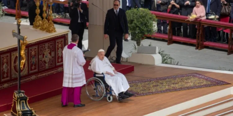 Papa Francisco reaparece sorpresivamente en la Plaza de San Pedro y desea una buena Semana Santa