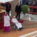 Papa Francisco reaparece sorpresivamente en la Plaza de San Pedro y desea una buena Semana Santa