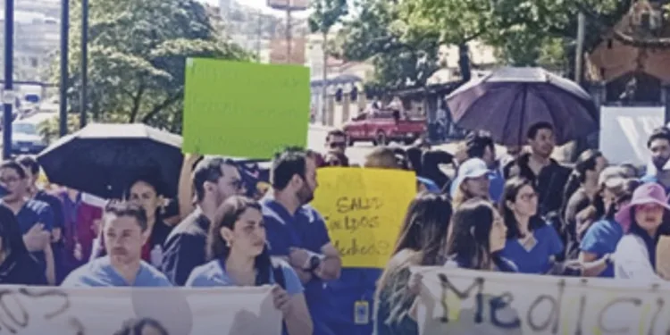 Conflicto entre médicos y autoridades de Salud mantiene paralizada la atención en hospitales públicos de Honduras