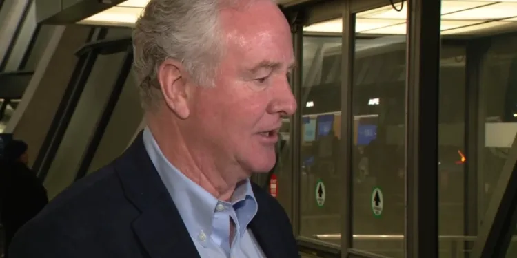 Senador demócrata de EEUU llega a El Salvador para discutir liberación de Kilmar Ábrego, deportado por “error”