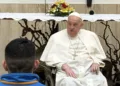 Papa Francisco visita cárcel en Roma pese a su convalecencia