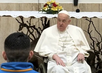 Papa Francisco visita cárcel en Roma pese a su convalecencia