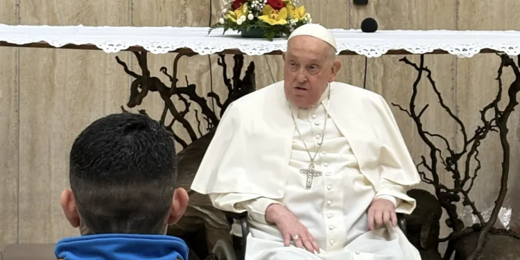 Papa Francisco visita cárcel en Roma pese a su convalecencia