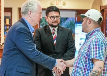 Bukele difunde imágenes de reunión entre salvadoreño deportado y arrestado por error y senador de EEUU