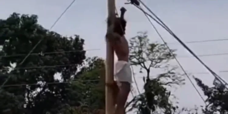 Actor que interpretaba a Jesús cae de la cruz en representación de Semana Santa en Guatemala, pero no sufre heridas graves