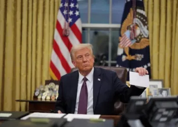 Trump pide a la Corte Suprema reactivar expulsiones de migrantes venezolanos a El Salvador