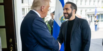 Bukele reitera acusación de “golpe judicial” en EEUU, mientras senador Van Hollen defiende el debido proceso