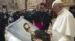El Papa Francisco recibe de monseñor José Luis Escobar Alas, arzobispo de San Salvador, la imagen de monseñor Romero, ahora santo, asesinado en El Salvador en 1980.
