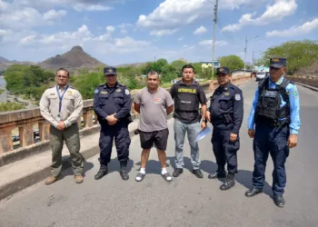 El Salvador entrega a Honduras a presunto extorsionista con orden internacional de arresto