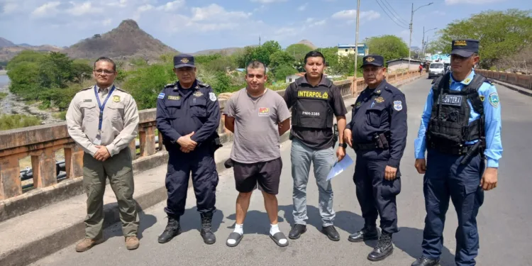 El Salvador entrega a Honduras a presunto extorsionista con orden internacional de arresto