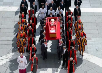 Traslado del féretro del Papa Francisco desde Santa Marta a la Basílica de San Pedro marca inicio de su despedida final