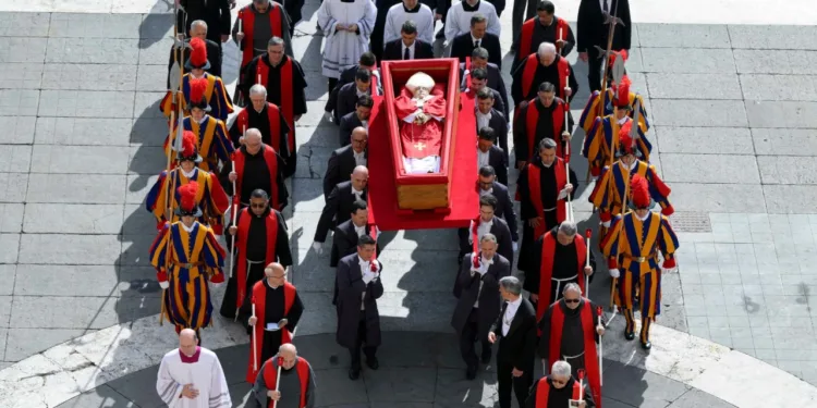Traslado del féretro del Papa Francisco desde Santa Marta a la Basílica de San Pedro marca inicio de su despedida final