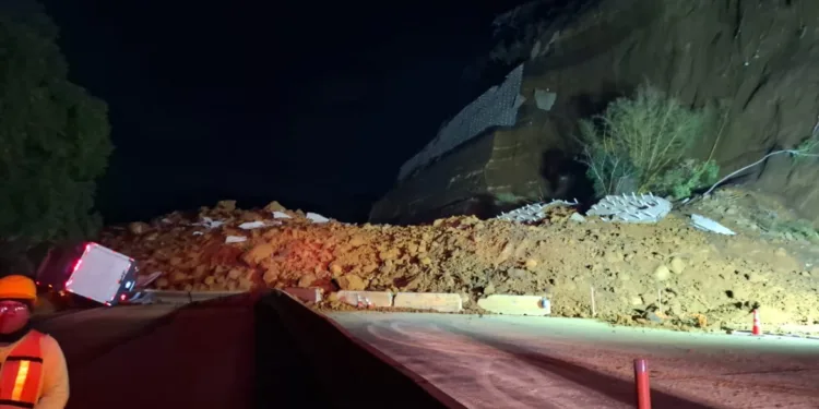 Cierre total en tramo de carretera de Panamericana en El Salvador por derrumbe