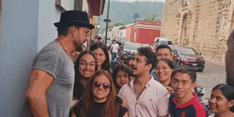 Ricardo Arjona vuelve a casa y sorprende en Antigua Guatemala: un encuentro, un guiño y quizá… ¿un nuevo proyecto?