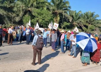 Bloqueos afectan a millares de guatemaltecos; autoridades recomiendan rutas alternas y empresarios piden respeto a la ley